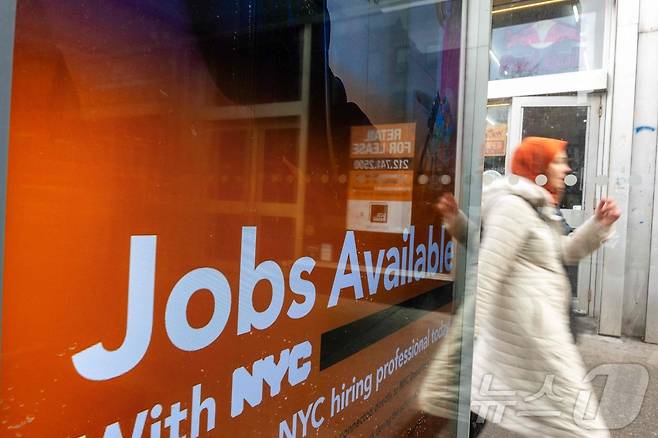 뉴욕 맨해튼의 한 구인 광고/ 2026.1.9  ⓒ AFP=뉴스1