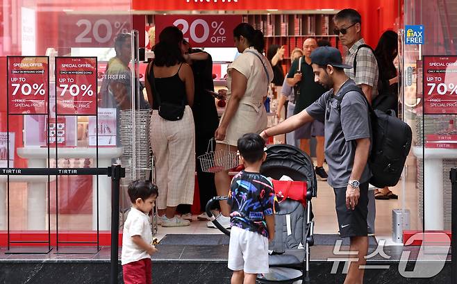 1일 오후 외국인관광객들이 서울 중구 명동에서 쇼핑을 즐기고 있다. 2025.7.1 ⓒ 뉴스1 구윤성 기자