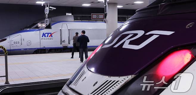지난 10일 오후 서울 수서역에서 KTX 열차가 시범 교차운행을 앞두고 안전점검을 위한 시운전을 하고 있다. 2026.2.10 ⓒ 뉴스1 박지혜 기자