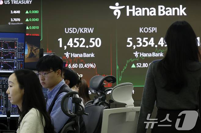 11일 오후 서울 중구 하나은행 본점 딜링룸 전광판에 증시 종가가 표시되고 있다. 이날 코스피는 전 거래일 대비 52.80포인트(1.00%) 오른 5354.49, 코스닥은 0.33포인트(0.03%) 내린 1114.87로 장을 마쳤다. 오후 3시 30분 서울외환시장에서 달러·원 환율은 전일 오후 3시 30분 주간종가 대비 9원 내린 1450.1원을 기록했다. 2026.2.11 ⓒ 뉴스1 박정호 기자