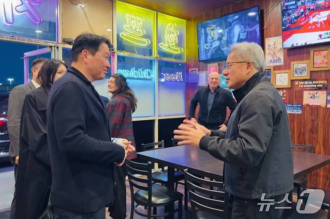 최태원 SK그룹 회장과 젠슨 황 엔비디아 최고경영자(CEO)가 지난 5일(현지시간) 미국에서 치맥 회동을 했다. (사진 = 독자 제공)