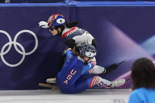 10일(현지시간) 이탈리아 밀라노 아이스스케이팅 아레나에서 열린 2026 밀라노ㆍ코르티나 동계올림픽 쇼트트랙 혼성계주 준결승에서 김길리가 미국팀과 충돌해 넘어지고 있다. 사진 | 밀라노=연합뉴스