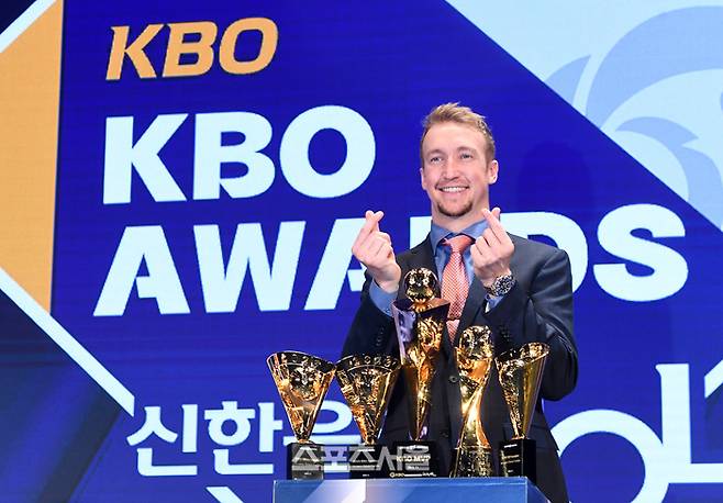 NC 다이노스 페디가 27일 서울 중구 웨스틴조선서울 그랜드볼룸에서 진행된 2023 KBO 시상식에서 MVP를 포함해 5관왕에 오른 뒤 기념촬영을 하고 있다. 사진 | 박진업 기자 upandup@sportsseoul.com