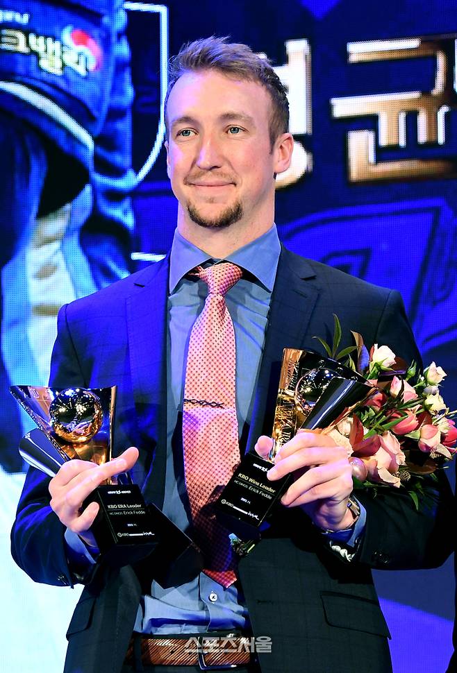 NC 페디가 27일 서울 중구 웨스틴조선서울 그랜드볼룸에서 진행된 2023 KBO 시상식에서 평균자책점-승리-탈삼진상 3관왕에 오른 뒤 기념촬영을 하고 있다. 사진 | 박진업 기자 upandup@sportsseoul.com