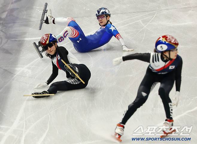 10일 이탈리아 밀라노 아이스스케이팅 아레나에서 쇼트트랙 혼성 계주 경기가 열렸다. 준결승 미국팀과 충돌하며 넘어진 김길리. 밀라노(이탈리아)=송정헌 기자songs@sportschosun.com/2026.02.10/