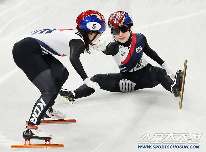 10일 이탈리아 밀라노 아이스스케이팅 아레나에서 쇼트트랙 혼성 계주 경기가 열렸다. 충돌 후 최민정과 터치하는 김길리. 밀라노(이탈리아)=송정헌 기자songs@sportschosun.com/2026.02.10/