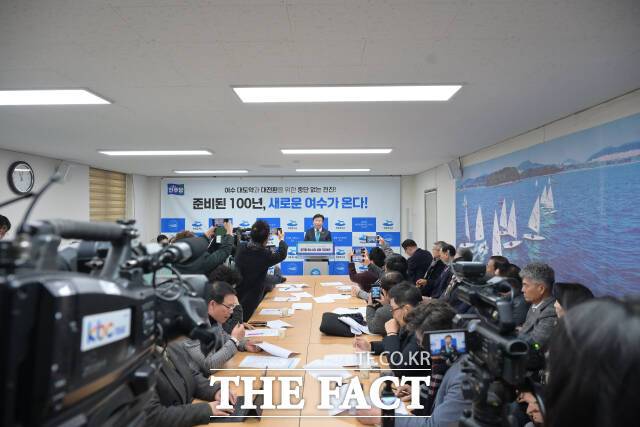 정기명 여수시장이 11일 시청 브리핑룸에서 연임 도전을 공식 선언하고, 경제 중심 도시 비전을 발표하고 있다. /정기명 여수시장