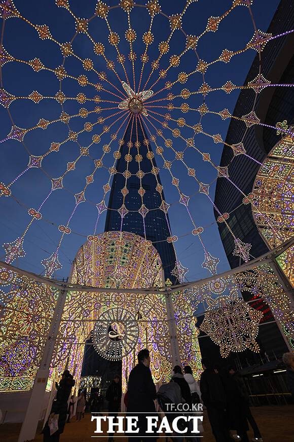 시민들이 즐거운 한때를 보내고 있다.