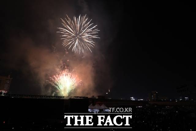 11일 오후 전주시 완산구 효자동3가 '전주 관광타워 복합개발사업' 부지에서 열린 자광 기공 비전페스타 행사에서 기공을 축하하는 폭죽이 터지고 있다. /자광