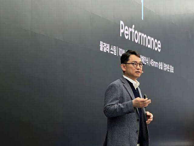 문종승 삼성전자 가전사업부 부사장이 삼성 강남에서 2026년형 '비스포크 AI 스팀' 로봇청소기 특장점을 소개하고 있다. (사진=지디넷코리아 신영빈 기자)