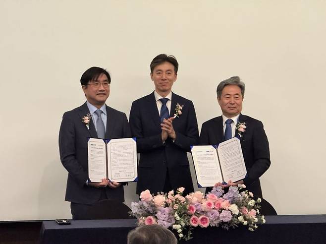 과기정통부 산하 공공 반도체 팹인 나노종합기술원과 한국마이크로전자 및 패키징학회는 11일 서울 강남 노보텔 앰배서더에서 '첨단 패키징 전문인력 양성'을 위한 전략적 업무협약(MOU)을 체결했다. 왼쪽부터 주영창 학회장, 이강우 과기정통부 과장, 박흥수 원장. 사진=백종민 테크 스페셜리스트