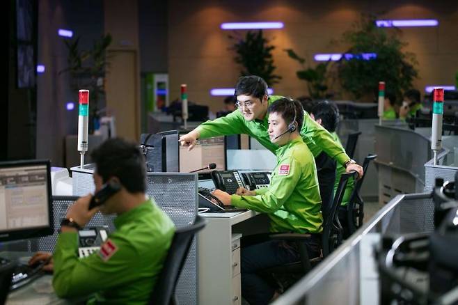 10일 수원시 인계동 에스원 보안관제센터에서 관제사가 상황을 모니터링하며 대응하고 있다. 에스원