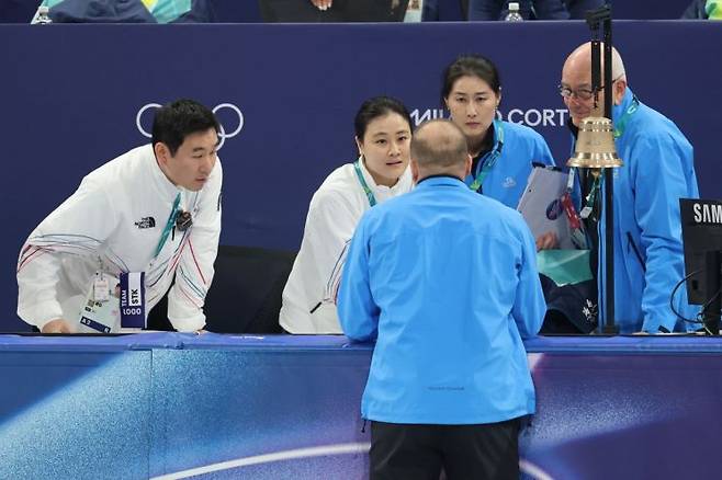 2026 밀라노ㆍ코르티나담페초 동계올림픽 쇼트트랙 혼성계주 준결승에서 김길리가 미국팀과 충돌해 넘어지자 경기가 끝난 뒤 김민정 코치과 심판진과 대화를 나누고 있다. 연합뉴스
