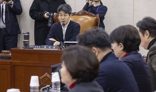 윤건영 국회 행정안전위원회 법안심사제1소위원장이 10일 국회에서 열린 행안위 법안소위에서 안건을 설명하고 있다. 연합뉴스