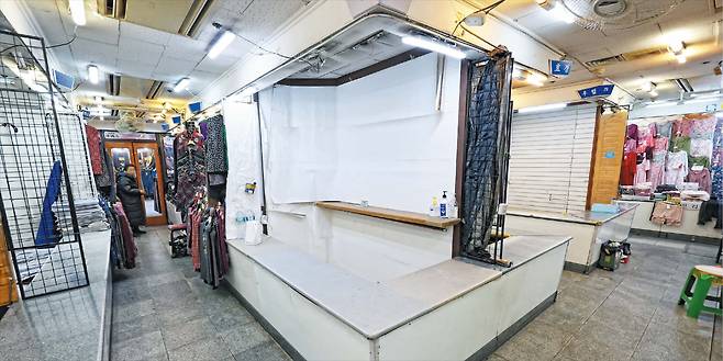 지난 6일 서울 중구 남대문시장의 한 숙녀복 상가. 문 닫은 점포가 많아 썰렁한 모습이다. 점포 10곳 중 5곳은 텅 비어 있었다. 지나가는 손님도 찾아보기 어려웠다./장경식 기자