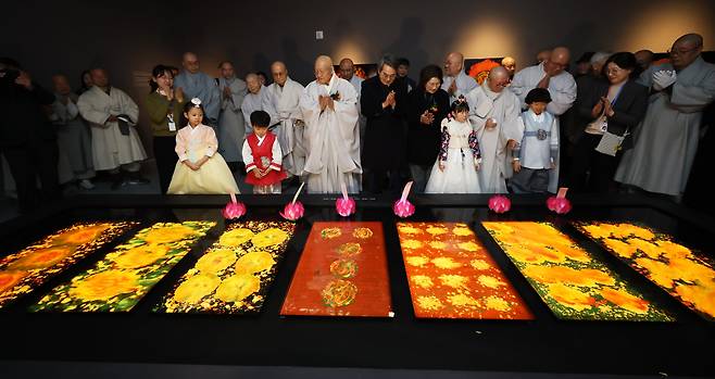 경기도박물관에서 열린 전시 개막식에서 성파 스님(앞줄 왼쪽 세번째)와 김동연 경기 지사(앞줄 왼쪽 네번째) 등이 옻칠 작품이 물 속에 떠있는 모습을 감상하고 있다. 성파 스님은 옻칠의 뛰어난 방수, 방염, 방충 기능을 보여주는 방법으로 수중 전시를 보여주고 있다./장경식 기자