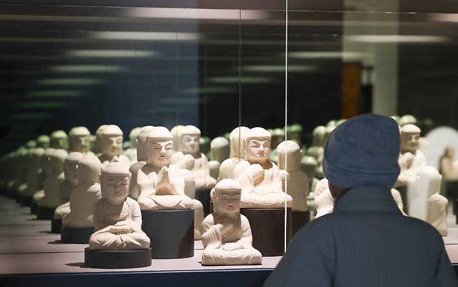 경기도박물관에서 개막한 '성파 선예'전에 나온 도자 불상. 1980년대 스님이 직접 구워 만든 작품들이다. /장경식 기자