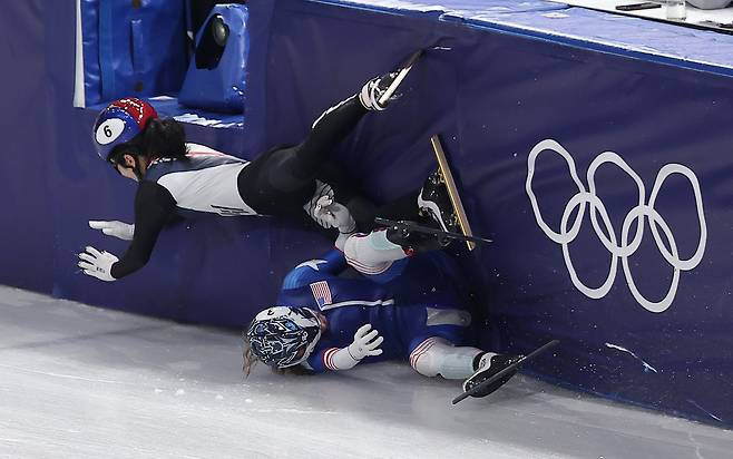 쇼트트랙 대표팀 김길리가 10일 이탈리아 밀라노 아이스 스케이팅 아레나에서 열린 2026 밀라노·코르티나담페초 동계올림픽 쇼트트랙 혼성 2000m 계주 준결승에서 미국 선수와 충돌하고 있다./뉴스1