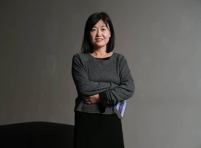 ‘자작나무 숲은 임도를 30분쯤 달렸을 때 나왔다.’ 소설가는 “첫 문장을 먼저 써놓고 그다음에 이야기가 들어왔다”고 했다. /장경식 기자