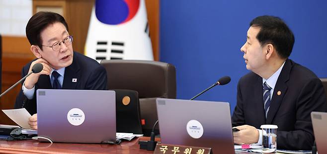 이재명 대통령(왼쪽)이 10일 청와대에서 열린 국무회의에서 구윤철 부총리 겸 재정경제부 장관과 대화하고 있다. 이날 구 부총리는 다주택자 양도세 중과 유예와 관련한 이 대통령의 질문에 “‘아마’는 없다”며 중과 유예 추가 연장 가능성을 공식 차단하면서 “이번 주 시행령 개정을 통해 관련 제도를 확정하겠다”고 말했다. 뉴스1