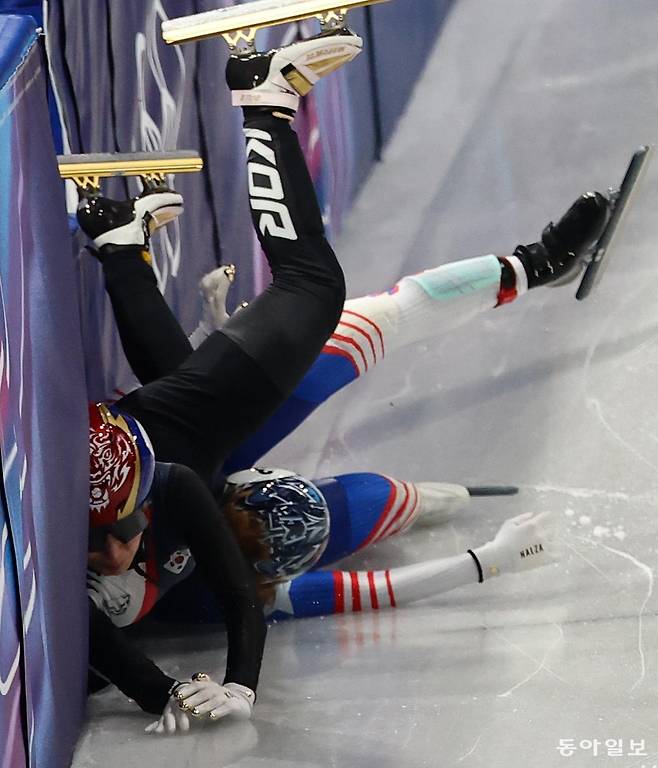 한국 쇼트트랙 대표팀의 김길리(왼쪽)가 10일 이탈리아 밀라노 아이스스케이팅 아레나에서 열린 2026 밀라노-코르티나담페초 겨울올림픽 혼성 2000m 계주에서 준결선 레이스 도중 미국의 커린 스토더드와 부딪혀 넘어지고 있다. 한국은 최종 6위로 이 종목 첫 메달 획득에 실패했다. 밀라노=전영한 기자 scoopjyh@donga.com
