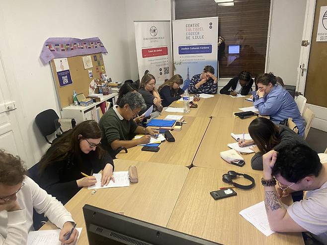 프랑스 릴 한글학교의 수업 장면. 이 학교는 2018년 수강생이 14명에 불과했지만 지난해 300명까지 증가했다. 공간부족으로 수강생을 더 받지 못하는 상황이지만 1월 BTS 컴백 발표 여파로 수강 문의가 계속오고 있다. 릴 한글학교 제공