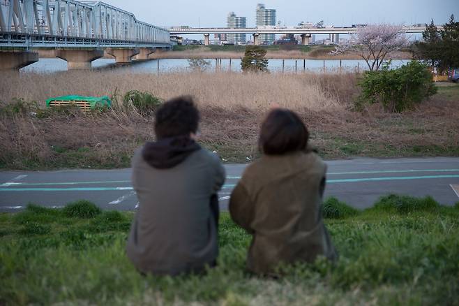 재일동포 3세 우희와 일본계 스위스인 크리스티안이 여러 장소를 오가며 대화를 나누는 모습을 담은 작품 ‘다치기 쉬운 역사들(로드 무비)’. 요코하마미술관 제공