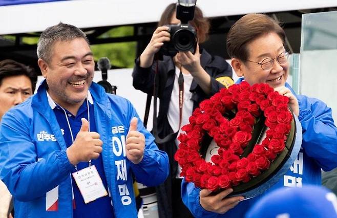 지난해 이재명 대통령(당시 더불어민주당 대선 후보)가 경기 고양시 일산문화공원에서 유세를 펼치는 현장에 배우 이원종 씨(왼쪽)가 옆에서 엄지를 들어보이고 있다. 동아일보DB