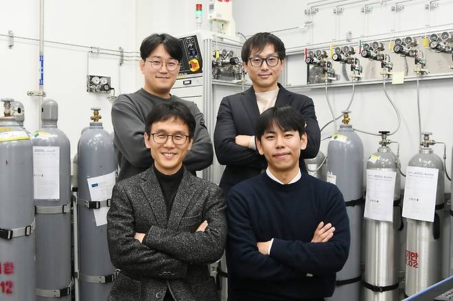 LED 기반 다종 식별 가스 센서 연구진. 앞줄 좌측부터 시계방향으로 권지환 첨단소재측정그룹장, 전종철 기술원, 권기창 책임연구원, 남기백 서울대 박사과정생.