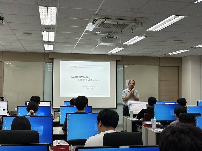 지난해 AI 반도체 설계 전문 엔지니어 양성과정'에서 AI반도체 설계 엔지니어 교육이 진행되고 있다.