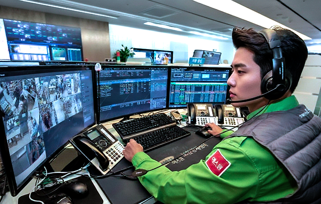 지난 10일 에스원 수원 보안관제센터에서 한 관제사가 모니터 영상을 분석하고 있다. 에스원 제공