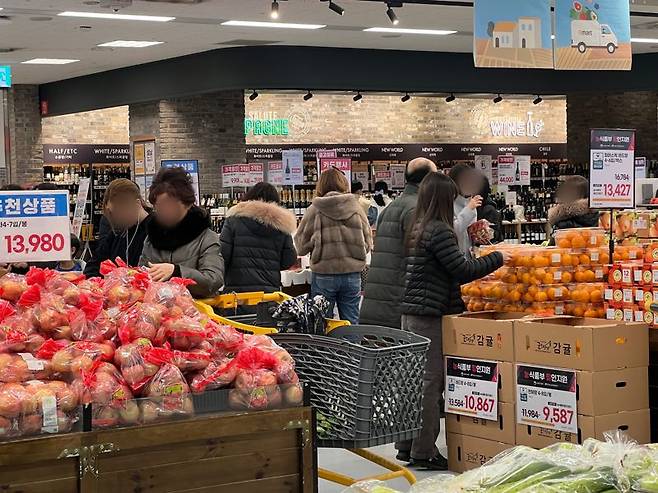 설을 일주일 앞둔 지난10일 서울 이마트 영등포점 과일코너에서 고객들이 상품을 고르고 있다. 사진=김현지 기자