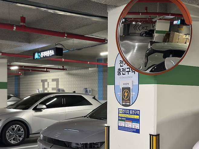 전기차 충전소에서 차량이 충전되고 있는 모습