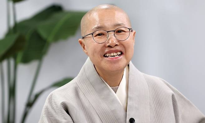 선재 스님이 지난 3일 오후 서울 마포구 한겨레신문사에서 한겨레 2030 팟캐스트 ‘시대뉴감’ 팀과 인터뷰하고 있다. 김영원 기자 forever@hani.co.kr