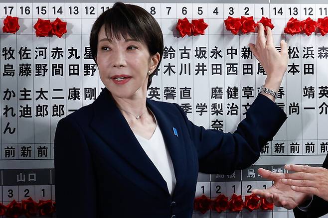 다카이치 사나에가 일본 총리 겸 여당 자민당 대표가 지난 8일 도쿄 자민당 본부에서 중의원 선거에서 당선된 후보자들의 이름을 표시한 핀을 달고 있다. AP 연합뉴스