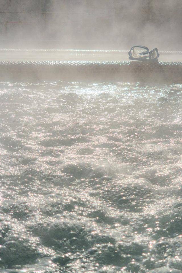 아산온천 아산스파비스의 야외온천탕이 보글거리고 있다. 아산=이한호 기자