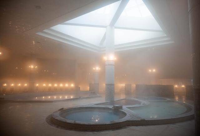 아산온천 아산스파비스의 개방감 있는 대욕장. 아산=이한호 기자