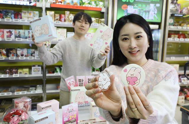 이마트24는 토끼 커플 캐릭터 슈야토야를 활용한 초콜릿 세트 5종을 출시했다. 기획 세트 외에도 인기 초콜릿 제품인 아몬드 초코볼, 크런키 상품에 슈야토야 디자인을 적용한 한정 상품도 선보였다. 이마트24