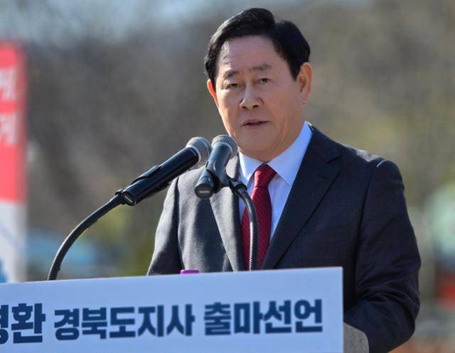 최경환 전 경제부총리가 지난달 29일 경북 구미시 박정희 전 대통령 생가에서 6·3 지방선거 경북지사 출마를 공식 선언하고 있다. 구미=뉴스1