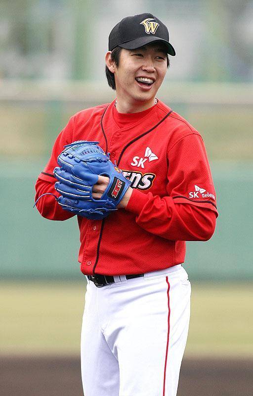 SK 와이번스 시절 송은범. 그는 2003년 1차지명으로 SK에 입단했다. SK 와이번스 제공