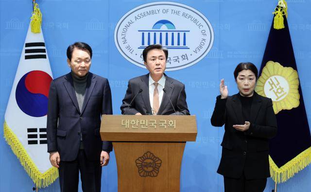 김태흠(가운데) 충남지사가 9일 국회 소통관에서 대전·충남 행정통합 관련 기자회견을 하고 있다. 연합뉴스