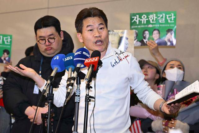 극우 유튜버 전한길씨가 3일 인천국제공항 제2여객터미널로 입국해 기자회견을 하고 있다. 앞서 정보통신망법 위반, 내란 선전·선동 등 혐의로 고발된 전씨는 5개월간 해외에서 체류하다가 경찰 조사를 받기 위해 귀국했다. 강예진 기자