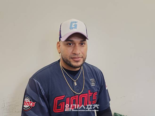 레이예스가 지난 1일 대만 타이난 아시아-태평향 국제야구센터에서 열진 롯데 스프링캠프 오전 훈련을 소화한 뒤 취재진과 인터뷰를 하고 있다. IS포토