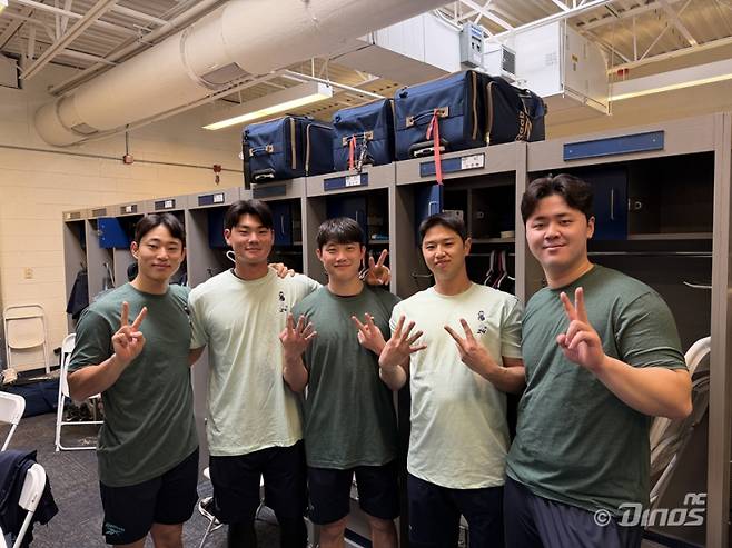 데이비슨 티셔츠를 입은 김한별, 김주원, 최정원, 오태양, 김형준 선수(왼쪽부터)