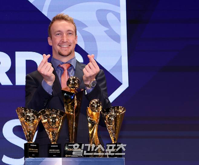 2023 KBO 시상식이 27일 오후 서울 중구 소공동 웨스틴조선호텔에서 열렸다. MVP로 선정된 NC 페디가 시상식 후 트로피를 앞에 두고 포즈를 취하고 있다. [사진 김민규 일간스포츠 기자]