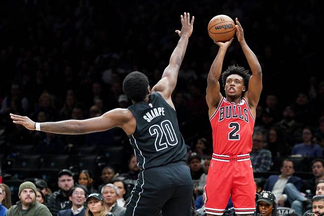 <yonhap photo-2540=""> NEW YORK, NEW YORK - FEBRUARY 09: Collin Sexton #2 of the Chicago Bulls shoots over Day'Ron Sharpe #20 of the Brooklyn Nets in the first half at Barclays Center on February 09, 2026 in New York City. NOTE TO USER: User expressly acknowledges and agrees that, by downloading and or using this photograph, User is consenting to the terms and conditions of the Getty Images License Agreement. Evan Bernstein/Getty Images/AFP (Photo by Evan Bernstein / GETTY IMAGES NORTH AMERICA / Getty Images via AFP)/2026-02-10 10:57:00/ <저작권자 ⓒ 1980~2026 ㈜연합뉴스. 무단 전재 재배포 금지, AI 학습 및 활용 금지></yonhap>