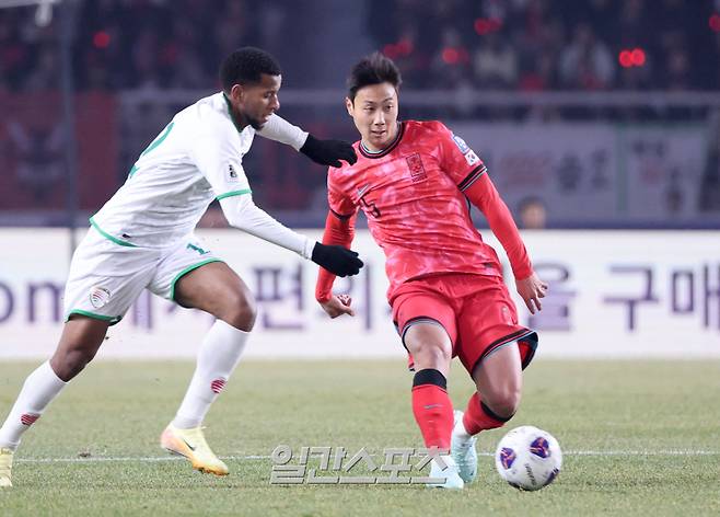 2026 FIFA 북중미 월드컵 아시아지역 3차 예선 B조 조별리그 7차전 대한민국과 오만의 경기가 20일 오후 경기 고양시 고양종합운동장에서 열렸다. 전반 백승호가 상대 공을 빼앗아 앞으로 패스하고 있다. 고양=김민규 기자 mgkim1@edaily.co.kr /2025.03.20/