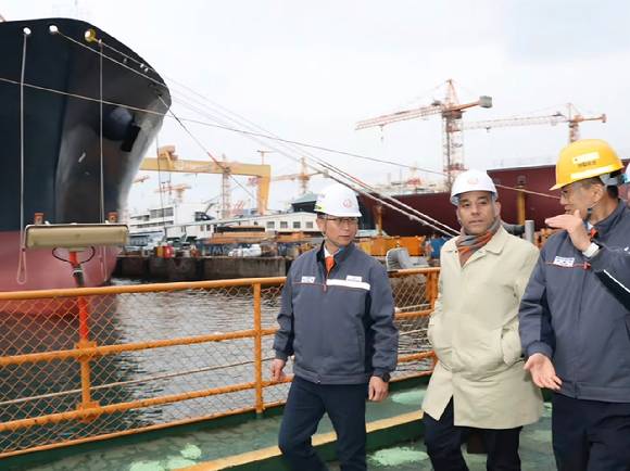 크리스토퍼 스키트 캐나다 퀘백주 국제관계부 장관 일행이 한화오션 거제조선소를 방문해 둘러보고 있다. [사진=한화오션 SNS 캡처]