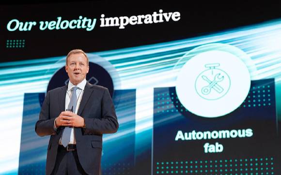 팀 아처 램리서치 회장 겸 최고경영자(CEO)가 11일 서울 강남구 코엑스에서 열린 '세미콘 코리아 2026' 기조 연설자로 참여해 ‘Velocity Imperative (속도 혁신의 필수조건)’ 전략을 발표하고 있다. [사진=램리서치]