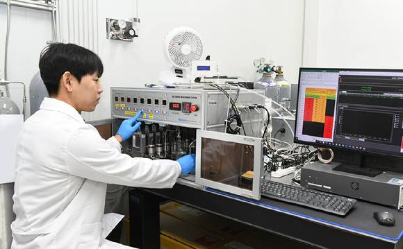 표준연 연구팀이 LED 기반 다종 식별 가스 센서로 이산화질소 가스를 측정하고 있다. [사진=표준연]